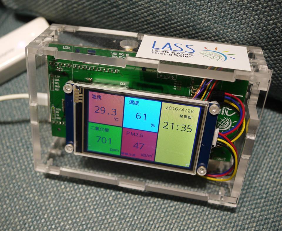 LASS4U是接續於FieldTry和空氣盒子後的新專案，繼承兩者優點並加入觸控螢幕與二氧化碳感測器。